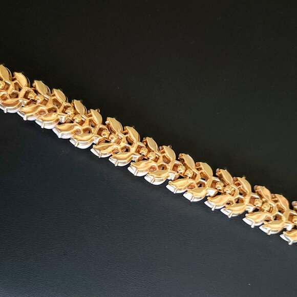 Vintage Crown Trifari Blush Pink Molded Glass Link Style Bracelet - Picture 9 of 10